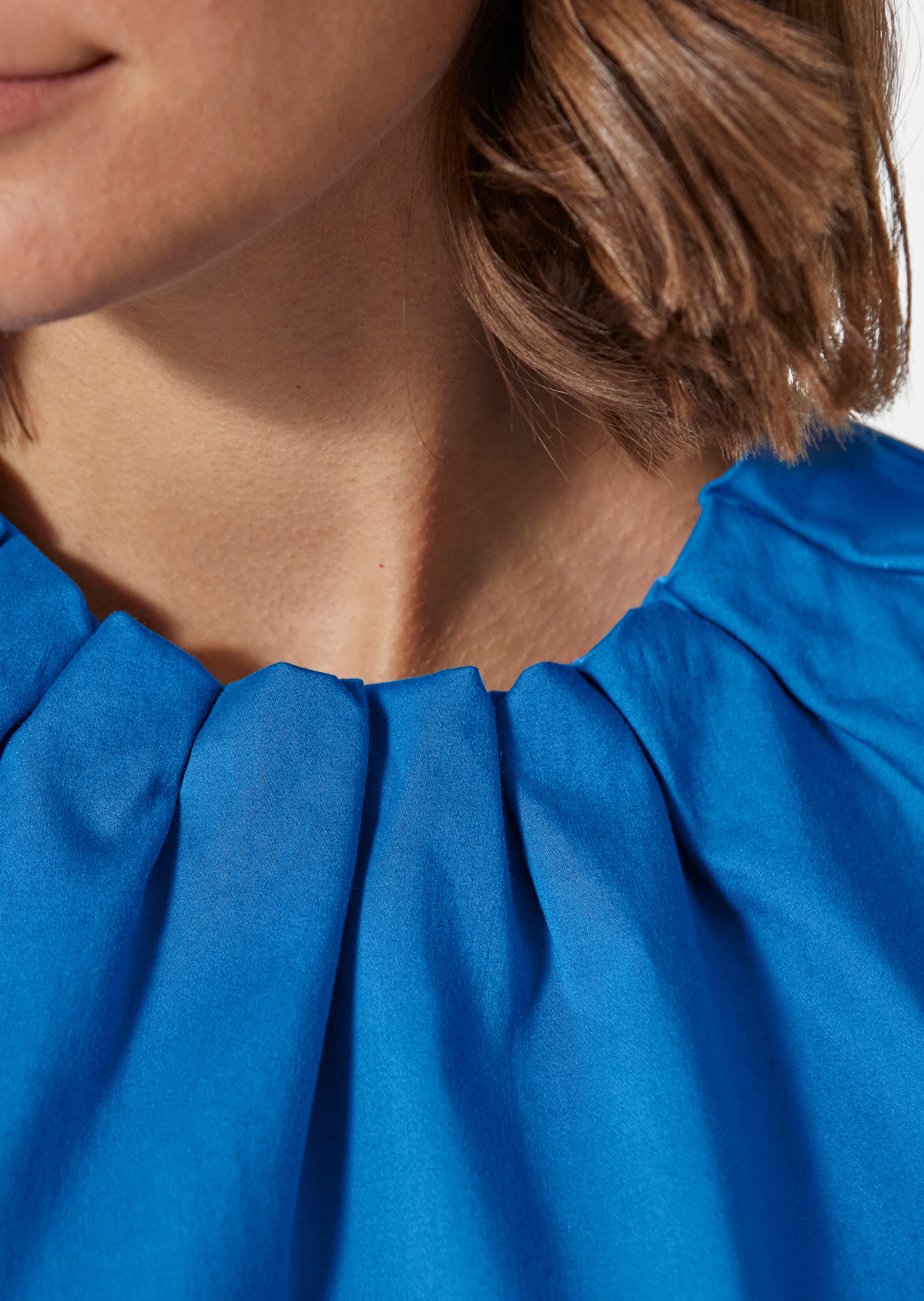 Bluse mit falten am ausschnitt Clearance